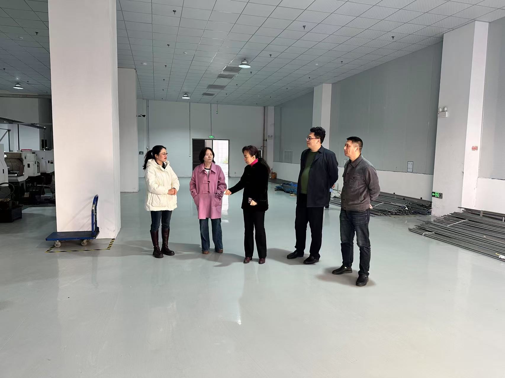 市委统战部副部长、市工商联党组书记金梅一行莅临蚌埠开恒电子科技有限公司走访调研(图1) 2025.3.18 金局长参观 (4).jpg