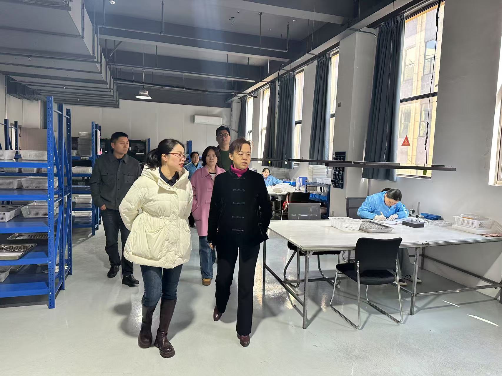 市委统战部副部长、市工商联党组书记金梅一行莅临蚌埠开恒电子科技有限公司走访调研(图2) 2025.3.18 金局长参观 (7).jpg