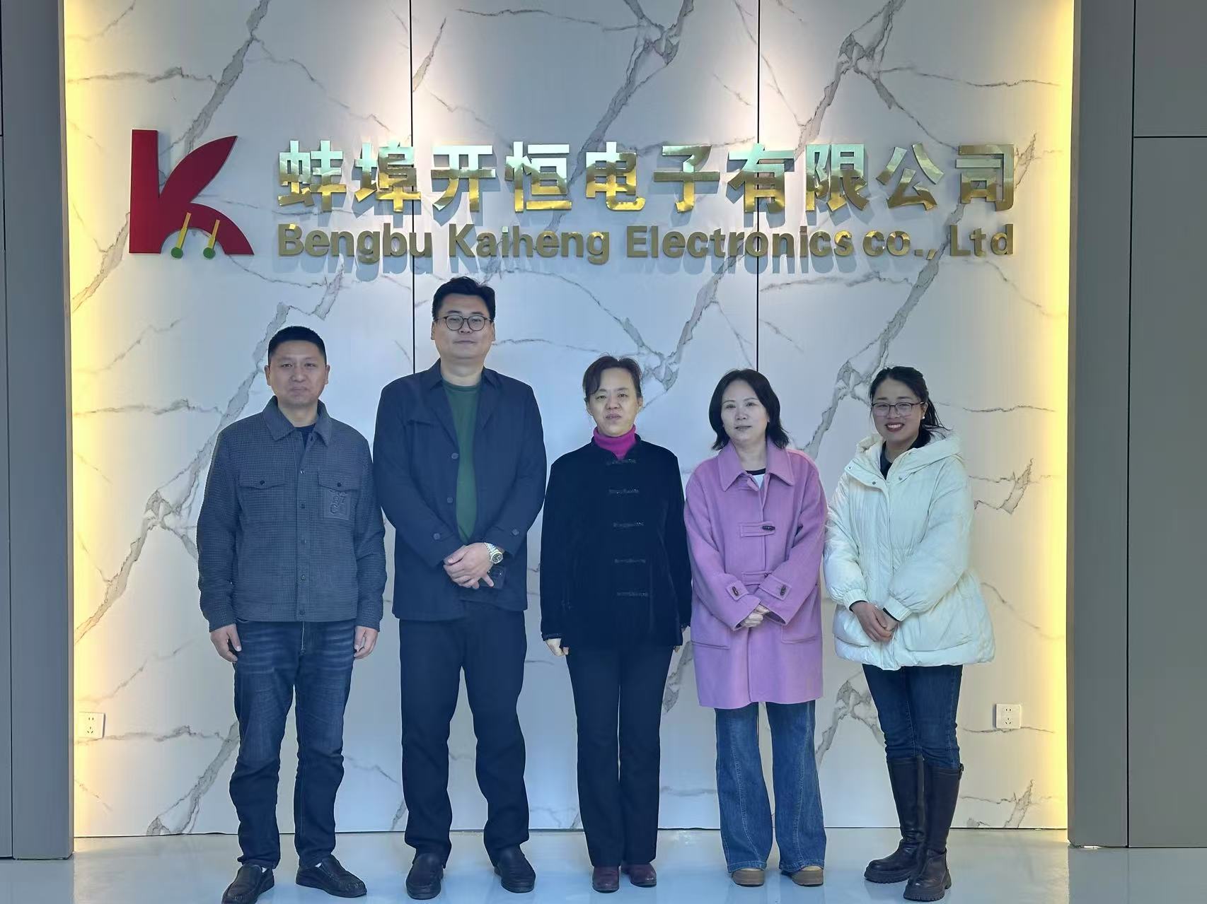 市委统战部副部长、市工商联党组书记金梅一行莅临蚌埠开恒电子科技有限公司走访调研(图3) 2025.3.18 金局长参观 (5).jpg